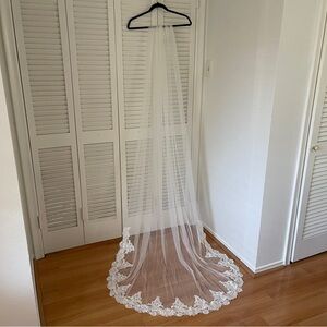 Lace veil - chapel length